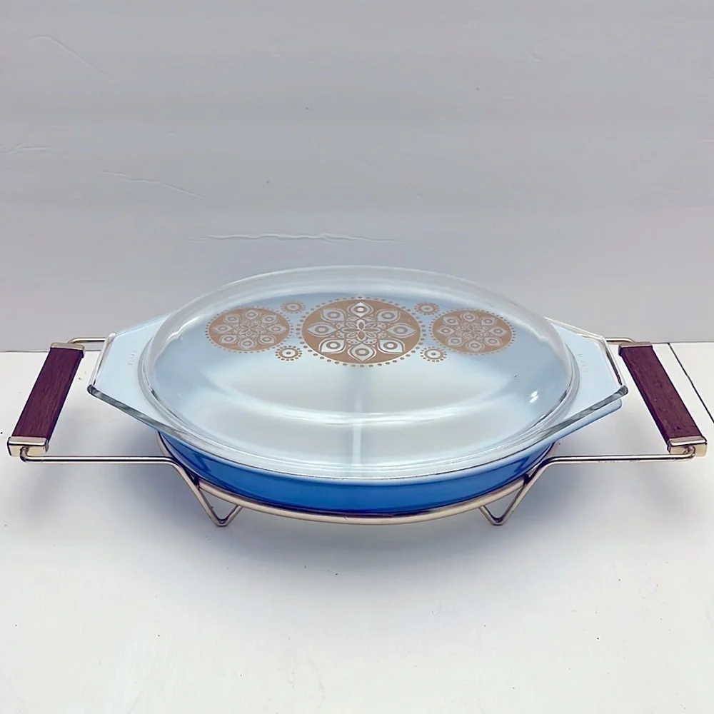Pyrex Blue Oval Divided 1 1/2 Quart Casserole Dish Gold Medallion Lid Holder